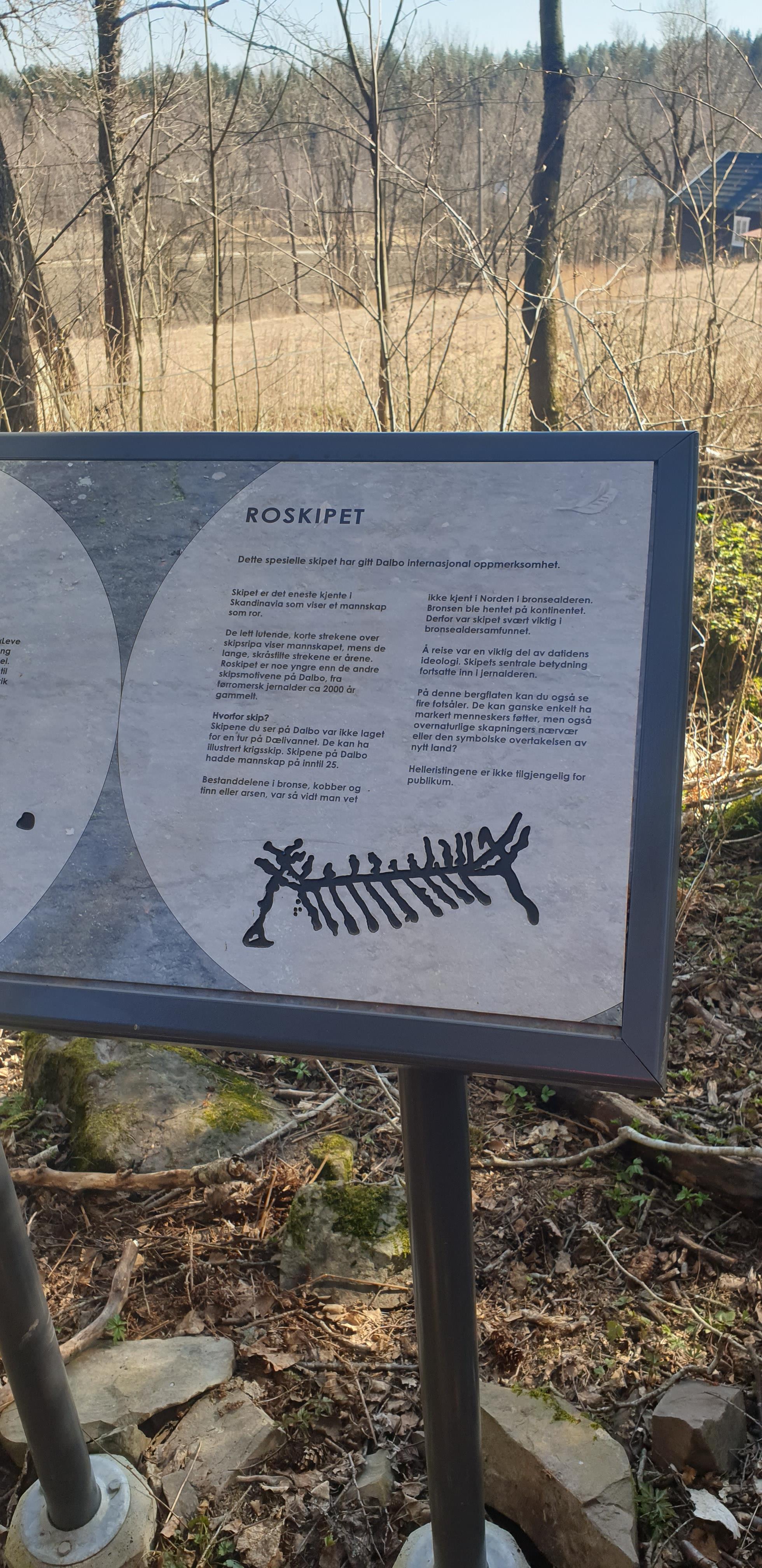 Informasjonskilt helleristning