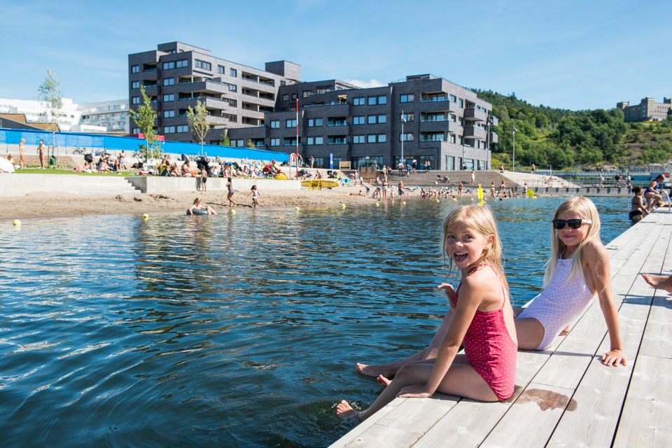 To jenter som sitter på brygga.
