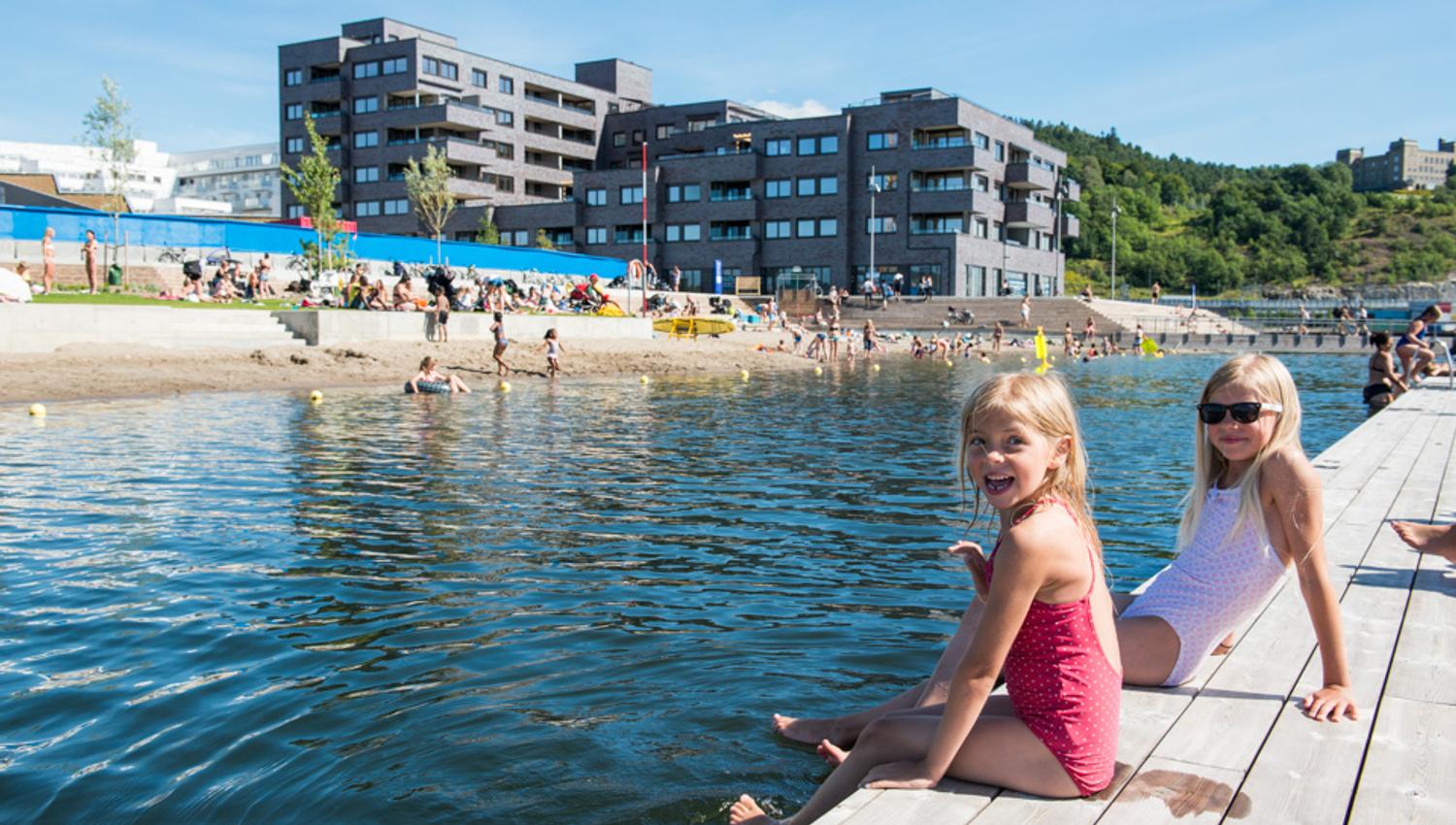 To jenter som sitter på brygga.