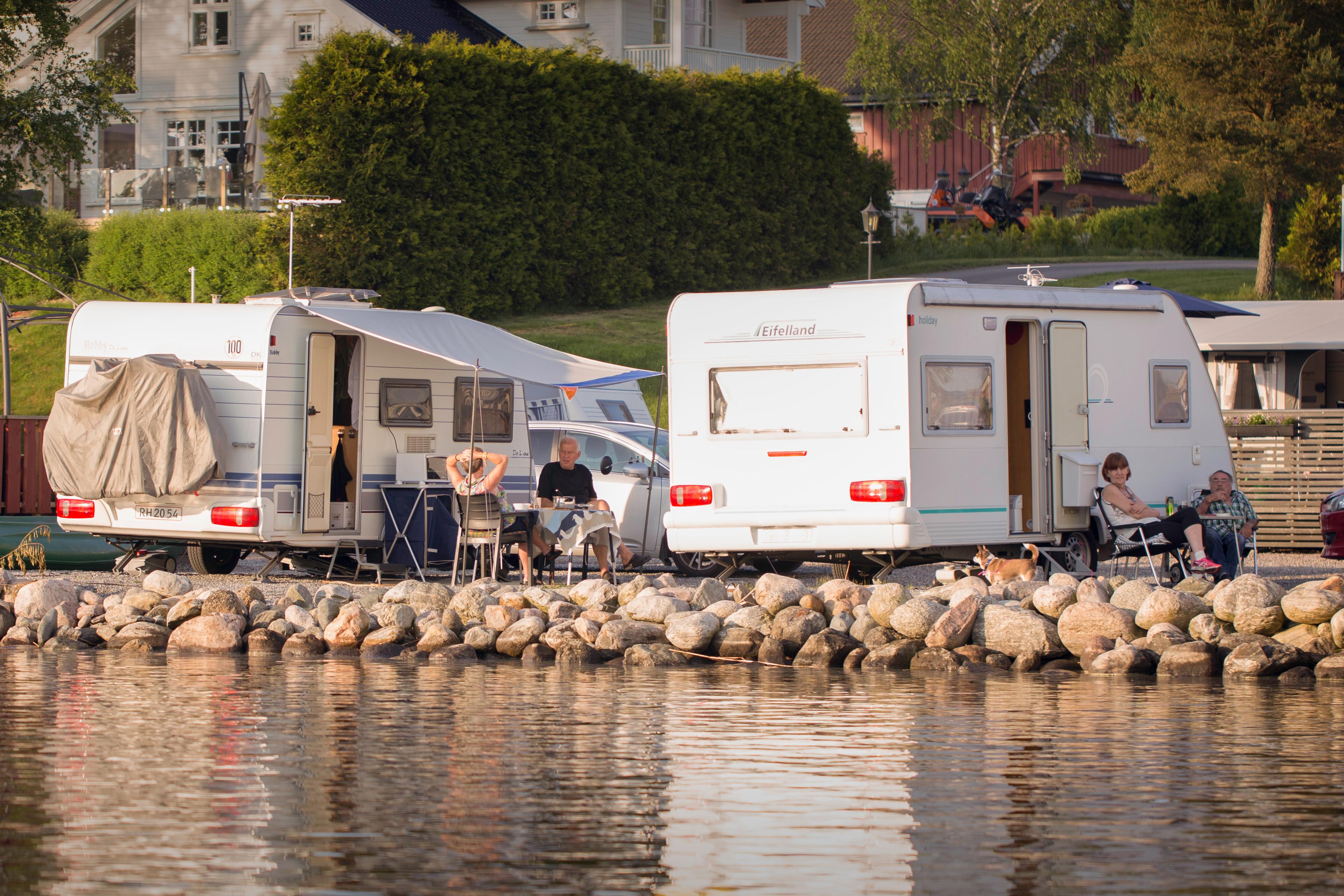 To campingvogner nærme vannet