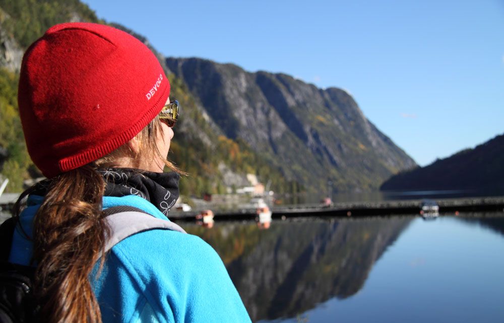 jente som ser ut over Telemarkskanalen på Dalen
