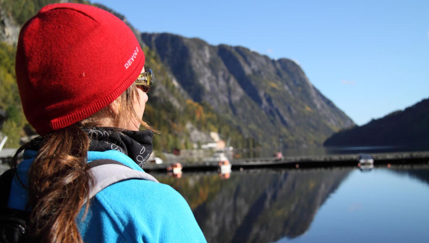 jente som ser ut over Telemarkskanalen på Dalen