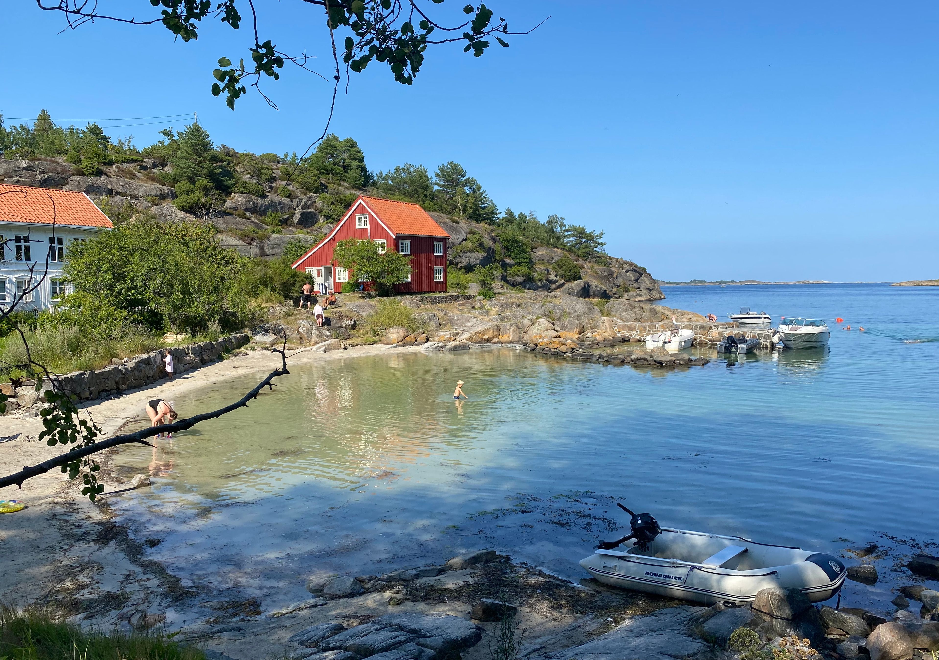 Sandvika er ei nydelig og langgrunn badestrand