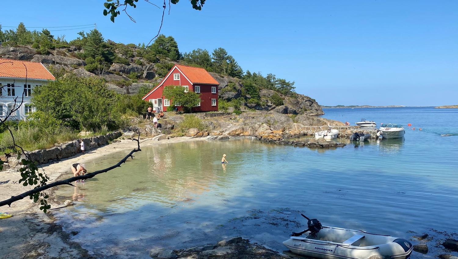 Sandvika er ei nydelig og langgrunn badestrand