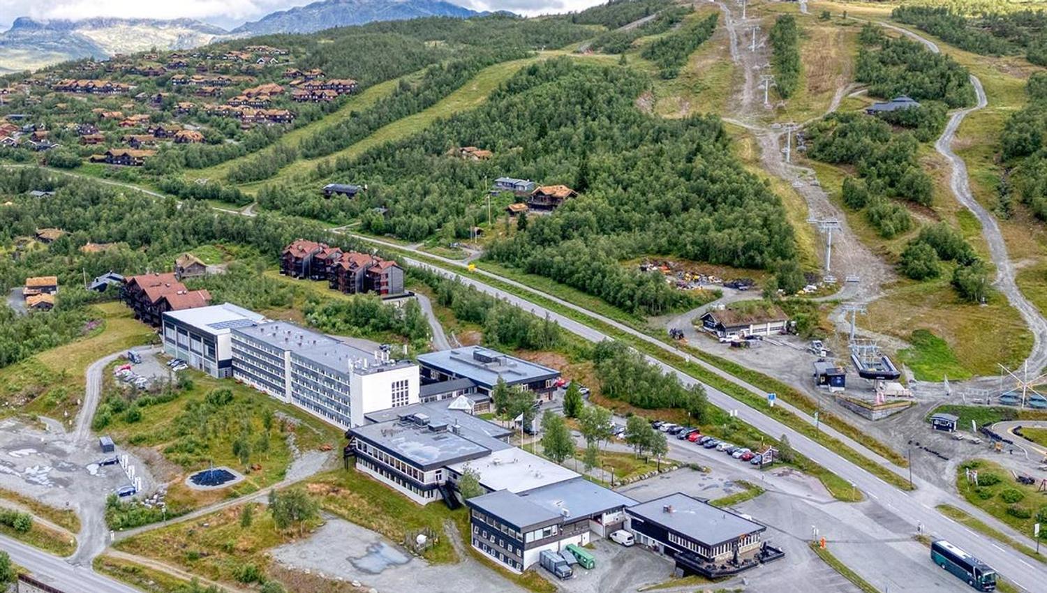 Luftfoto av hotellkompleks i fjellandsby