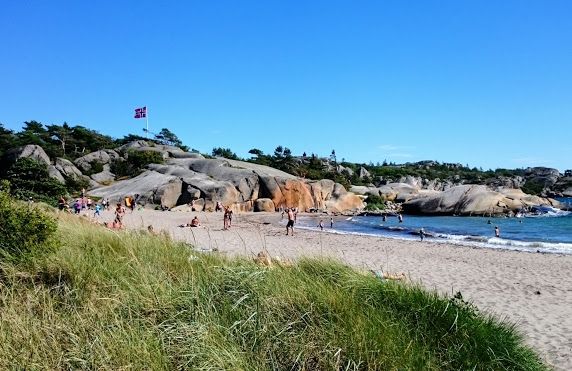 Sandstrand, svaberg og hav