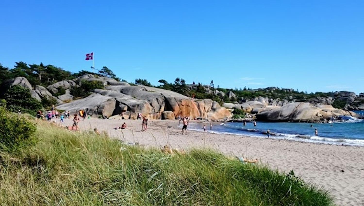 Sandstrand, svaberg og hav