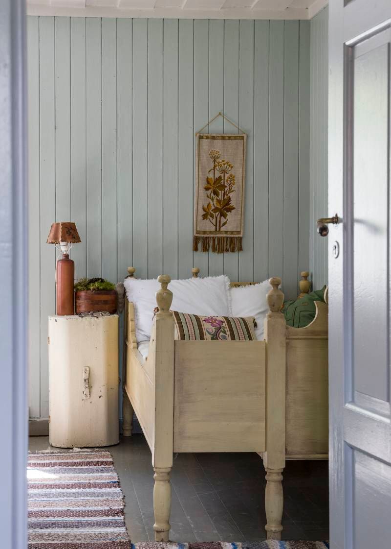 et soverom med en gammel seng