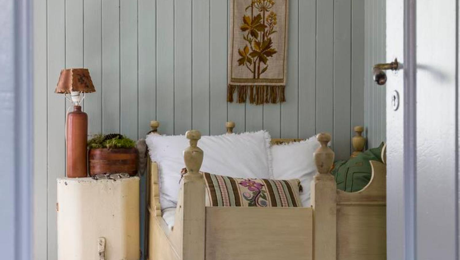 et soverom med en gammel seng