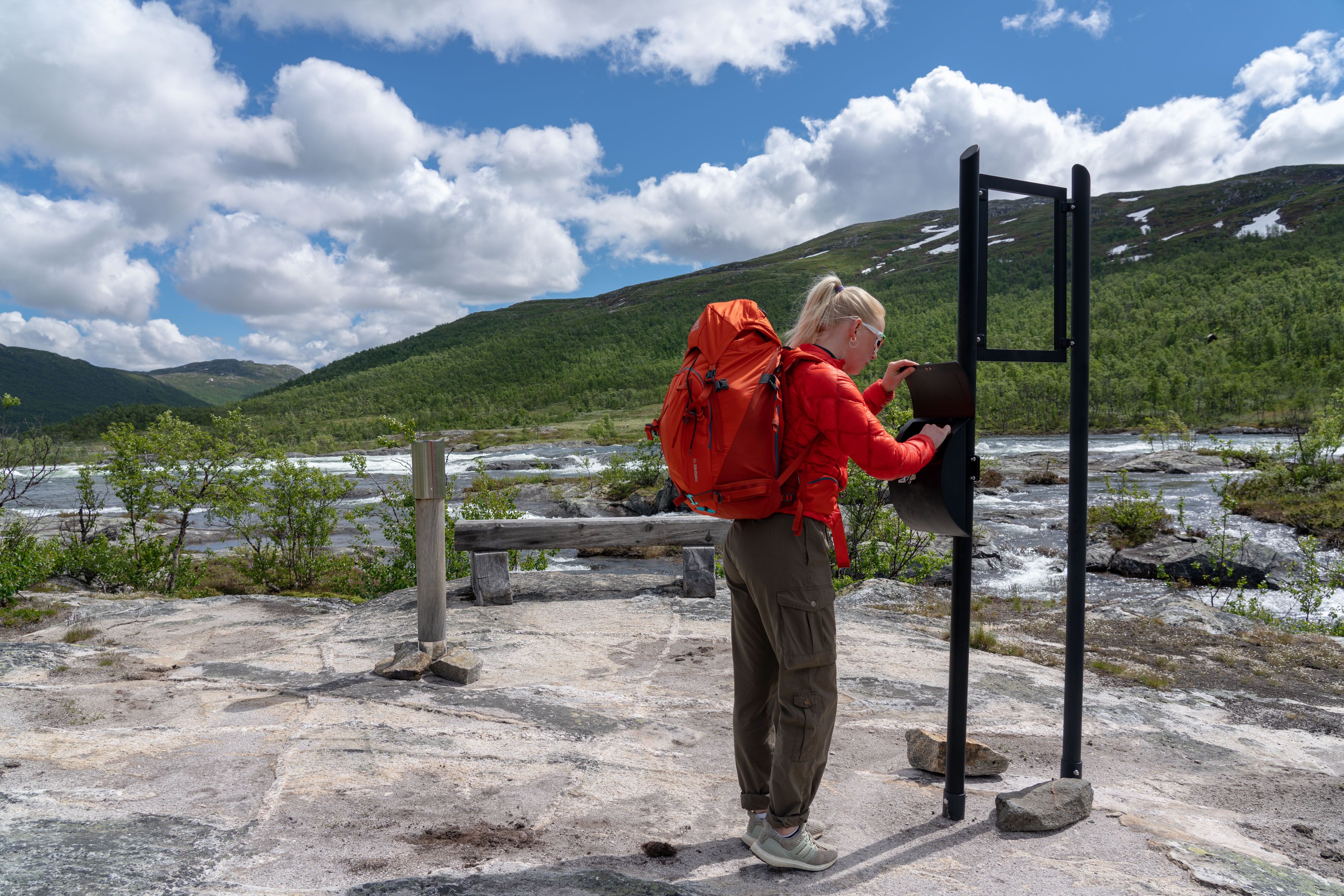 A nice and short hike is available from Mogen tourist cabin