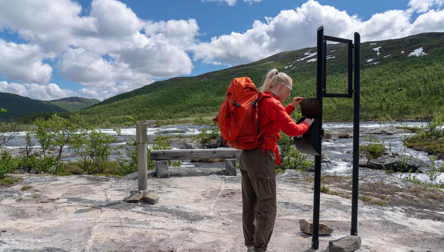 A nice and short hike is available from Mogen tourist cabin