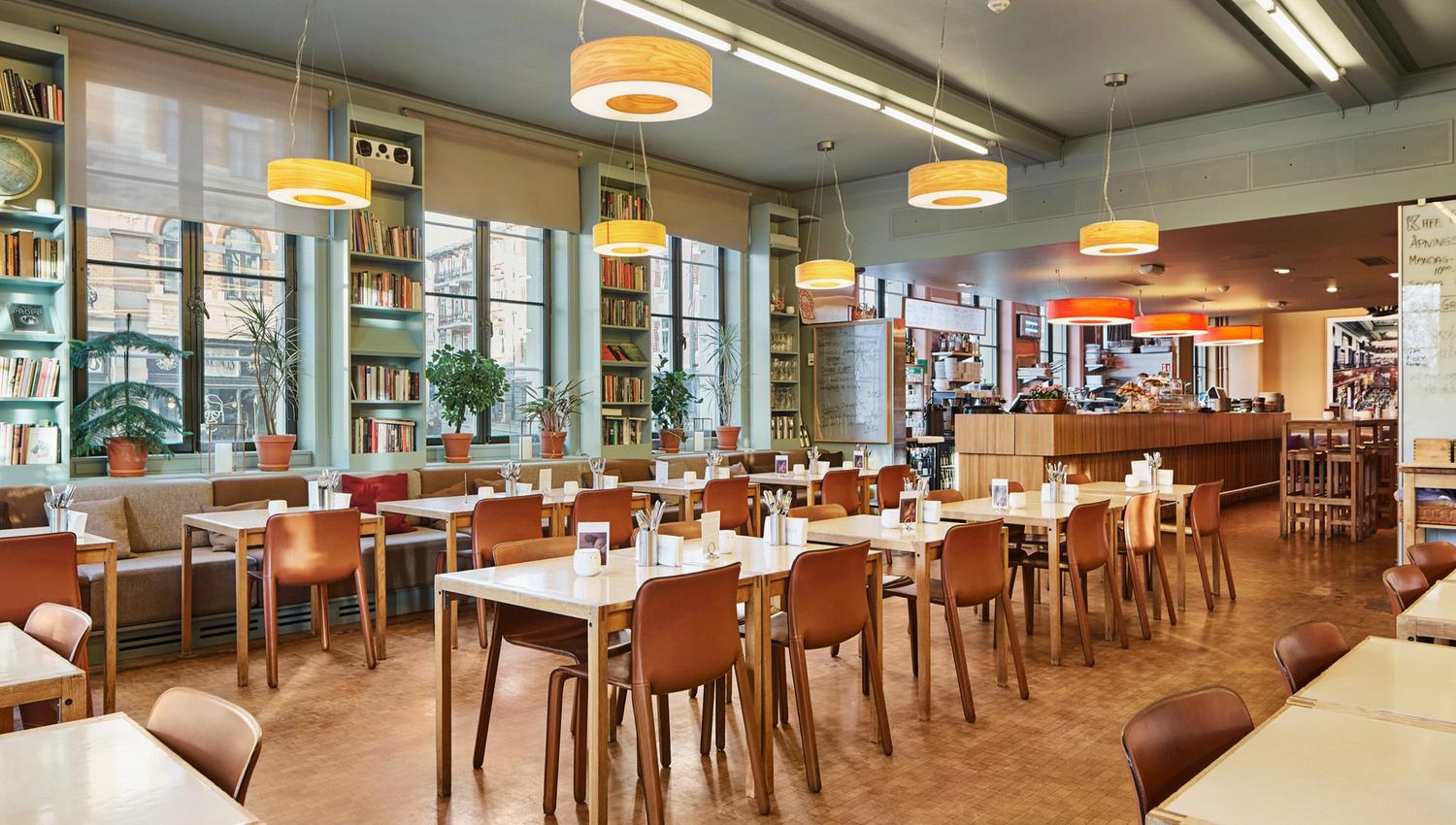 Kaféinteriør.