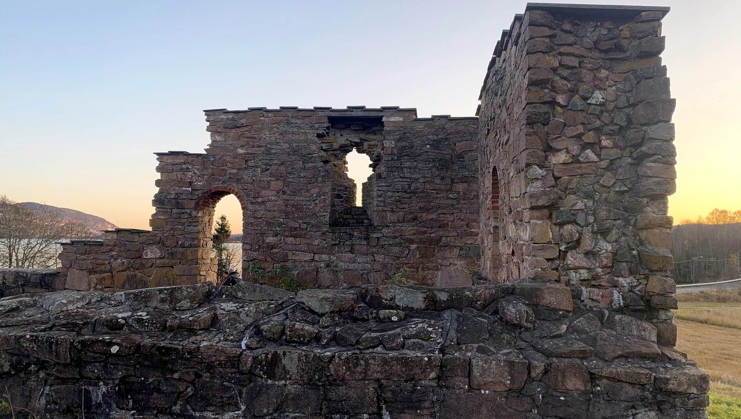 Ruiner av kirken bygget ca 1250.