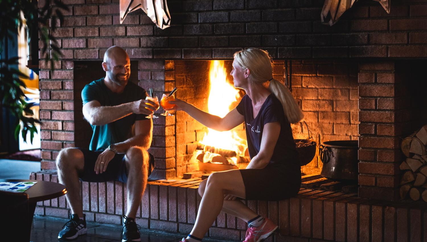 par foran peisen på Rauland Høyfjellshotell