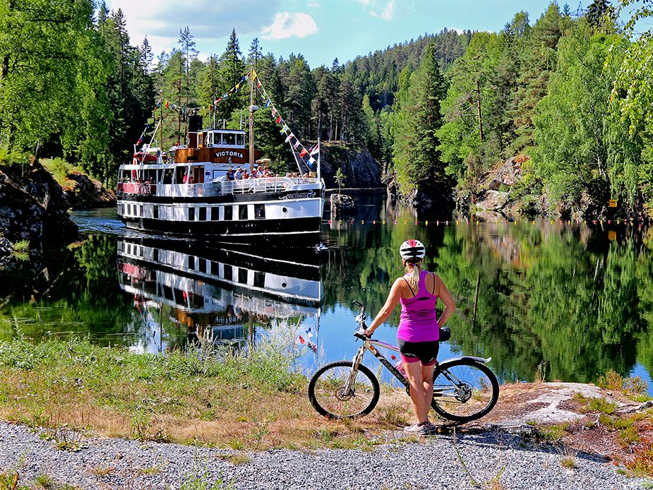 syklist ser på MS Victoria