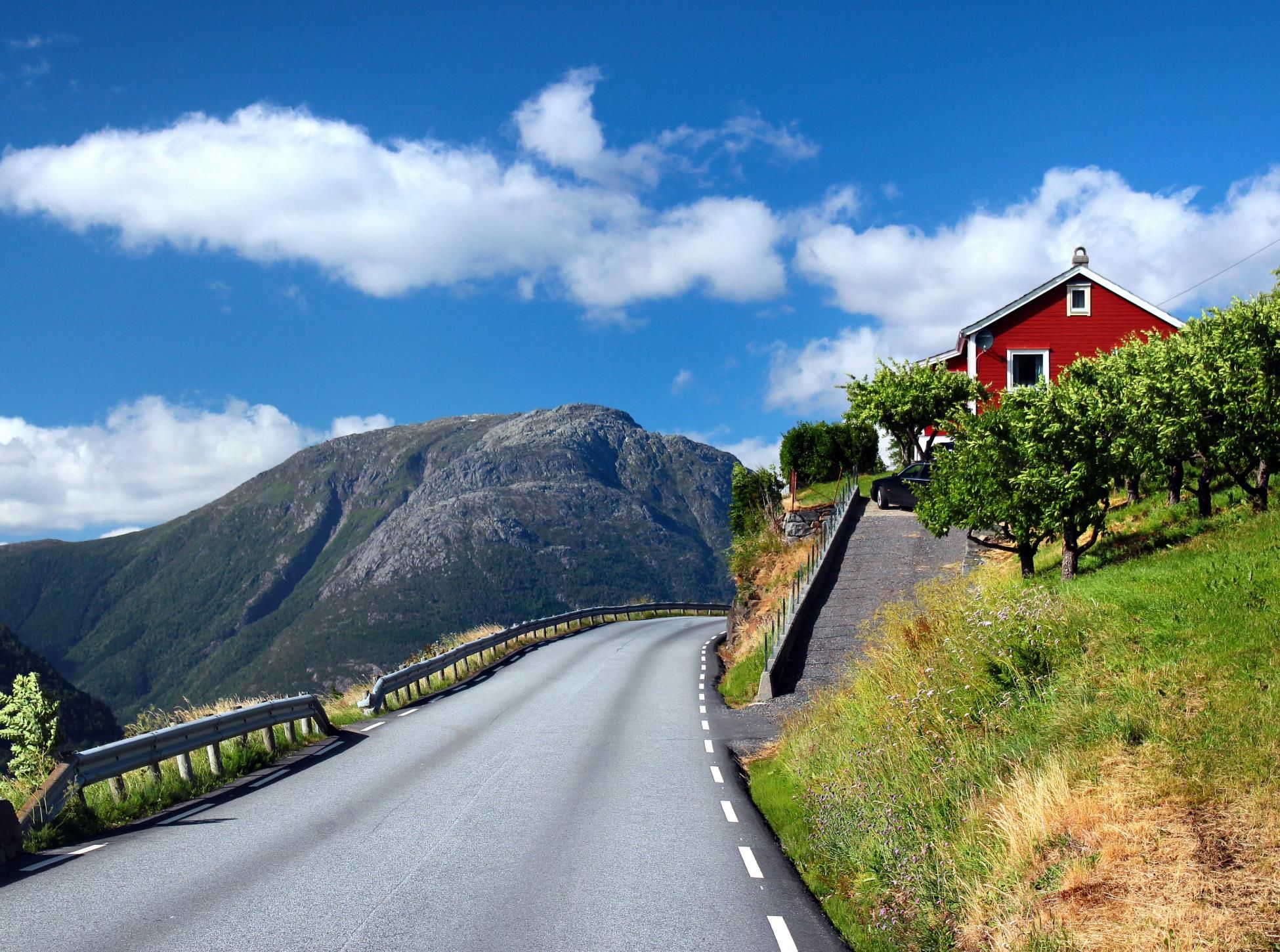 One of the narrow roads along the Hardangerfjord
