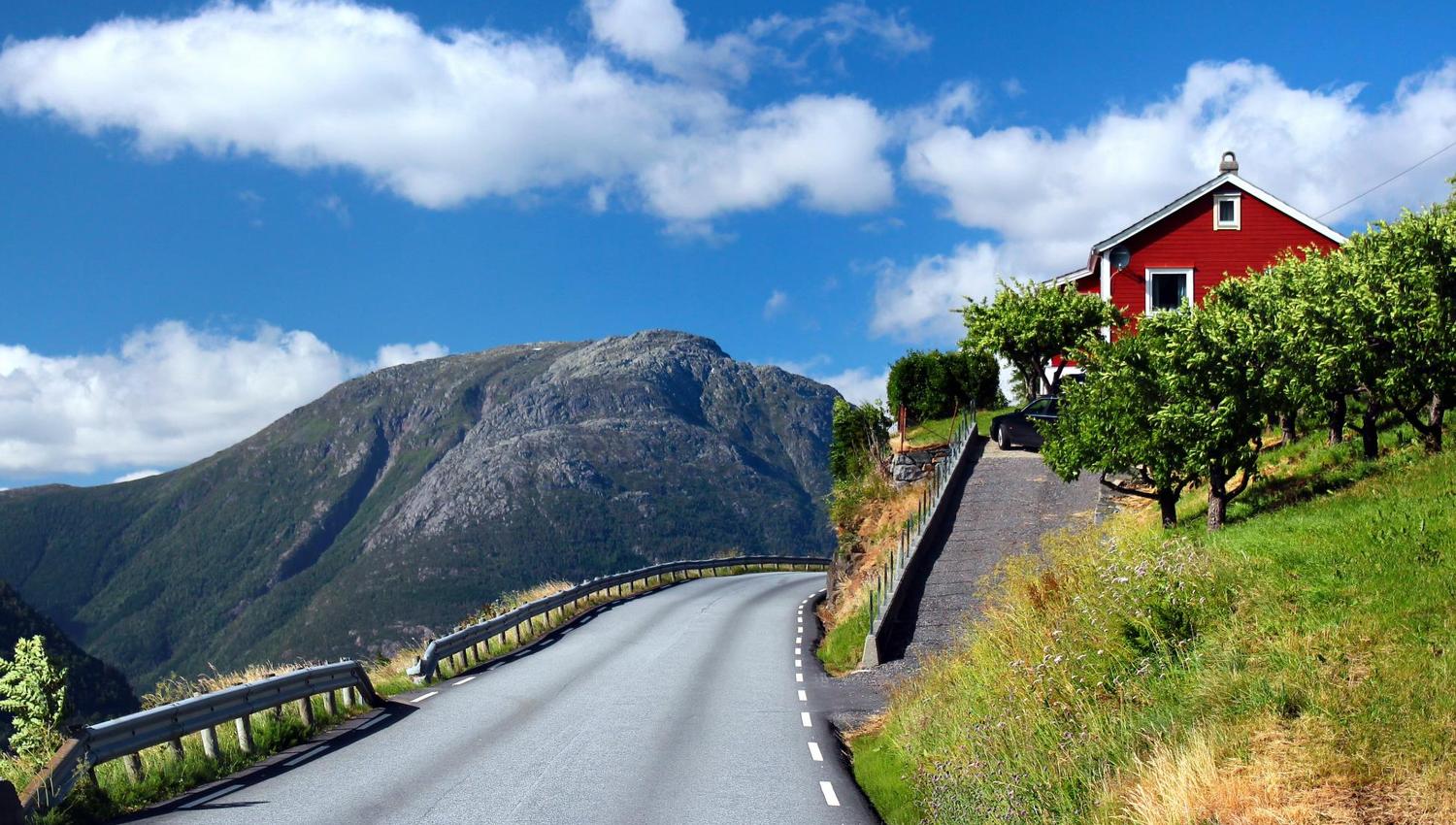 One of the narrow roads along the Hardangerfjord