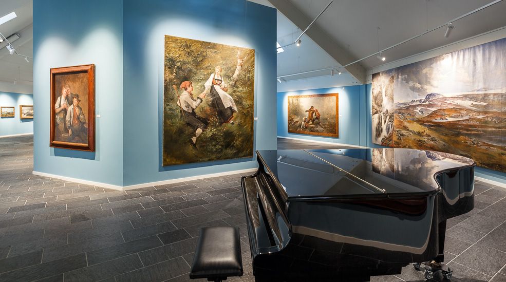 Et bilde av flygelet inne i Galleri Bergslien.