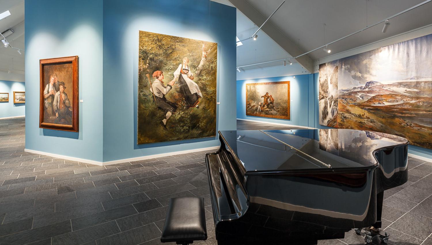 Et bilde av flygelet inne i Galleri Bergslien.