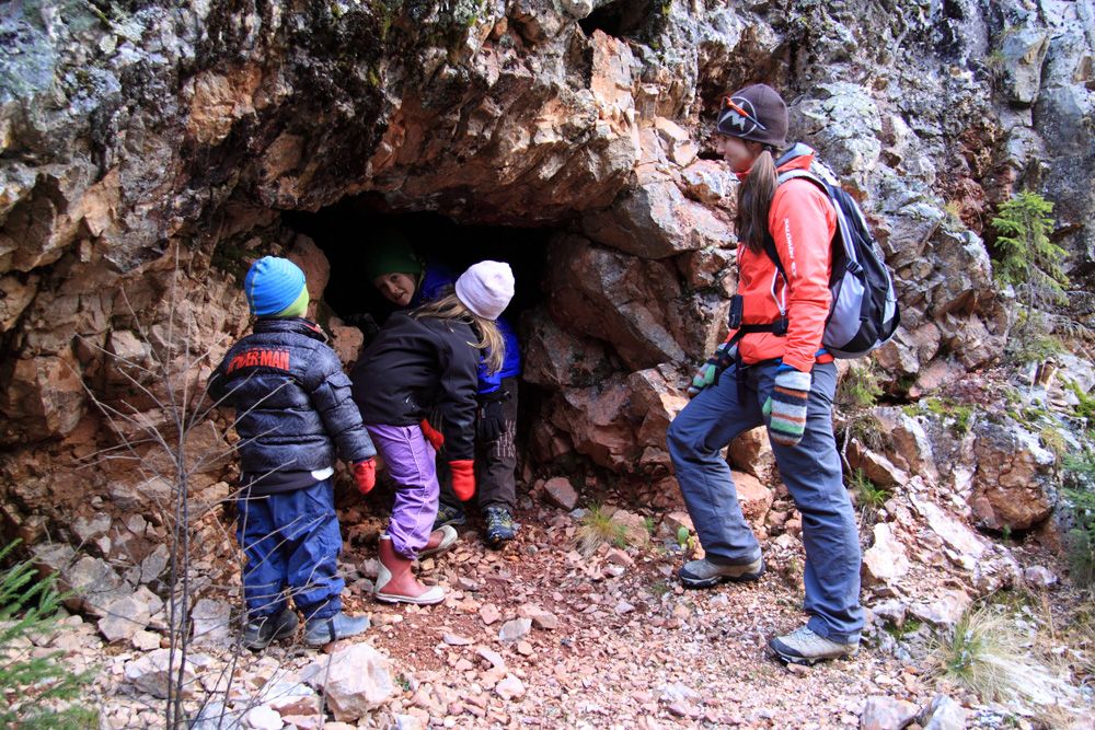 gruppe av barn går Hanakamjuvet, foto: Hamish Moore