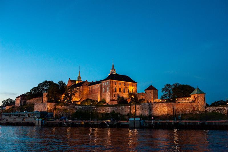 Evening shot of the fortress seen from the sea.