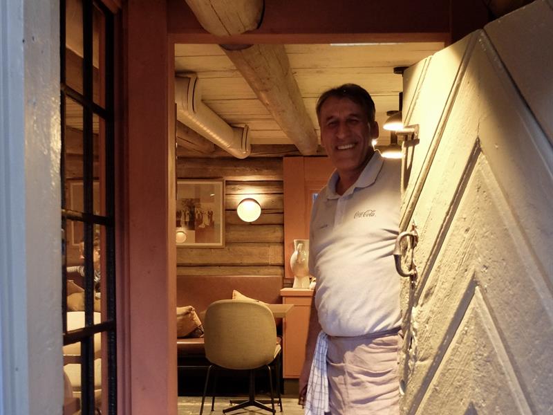 Varm velkomst -mann i dør