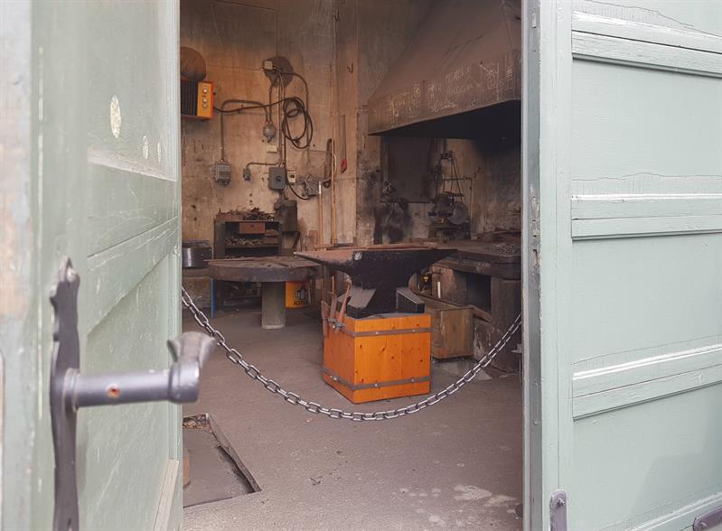 Eit smedverkstad på Kraftmuseet med originalt verktøy og smelteutstyr brukt under kraftutbygginga.