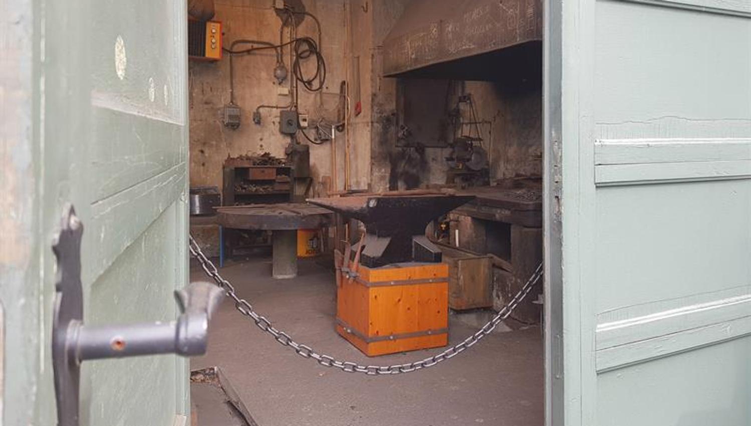 Eit smedverkstad på Kraftmuseet med originalt verktøy og smelteutstyr brukt under kraftutbygginga.