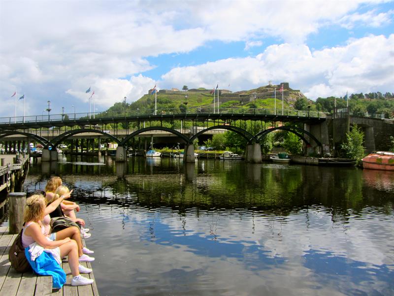 Utsikt fra Fiskebrygga i Halden, Fredriksten festning og gangbrua speiler seg i Tista-elva