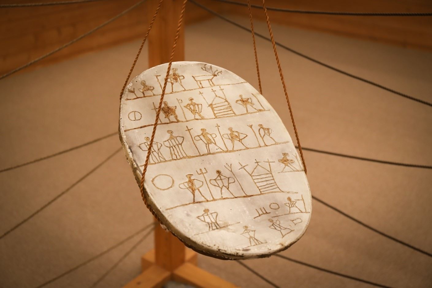 Kopi av en goavddis (samisk tromme), opprinnelig tilhørt den berømte noaidi (samisk helbreder/spirituell leder) Anders Poulsen som ble fengslet og tromma hans konfiskert i 1692. Museet jobber med tilbakeføringen av denne tromma fra Nasjonalt museum i København til Sameland.