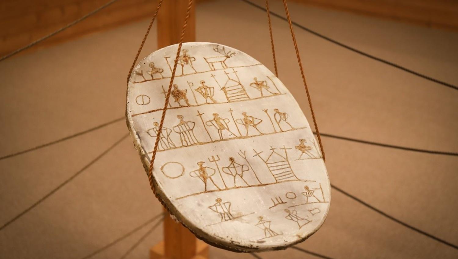 Kopi av en goavddis (samisk tromme), opprinnelig tilhørt den berømte noaidi (samisk helbreder/spirituell leder) Anders Poulsen som ble fengslet og tromma hans konfiskert i 1692. Museet jobber med tilbakeføringen av denne tromma fra Nasjonalt museum i København til Sameland.