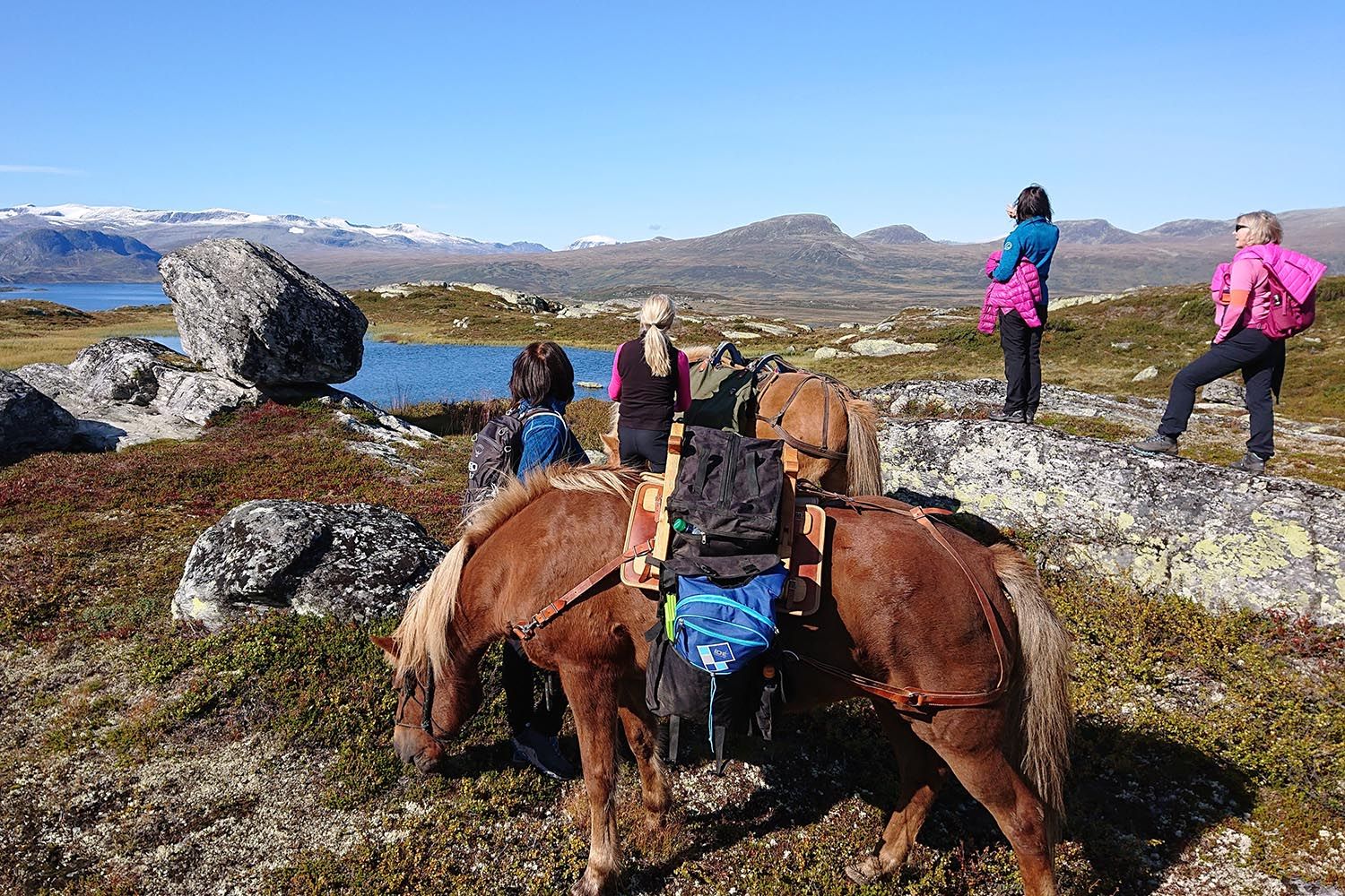 Kløvtur i fjellet med utsikt til vann og fjell