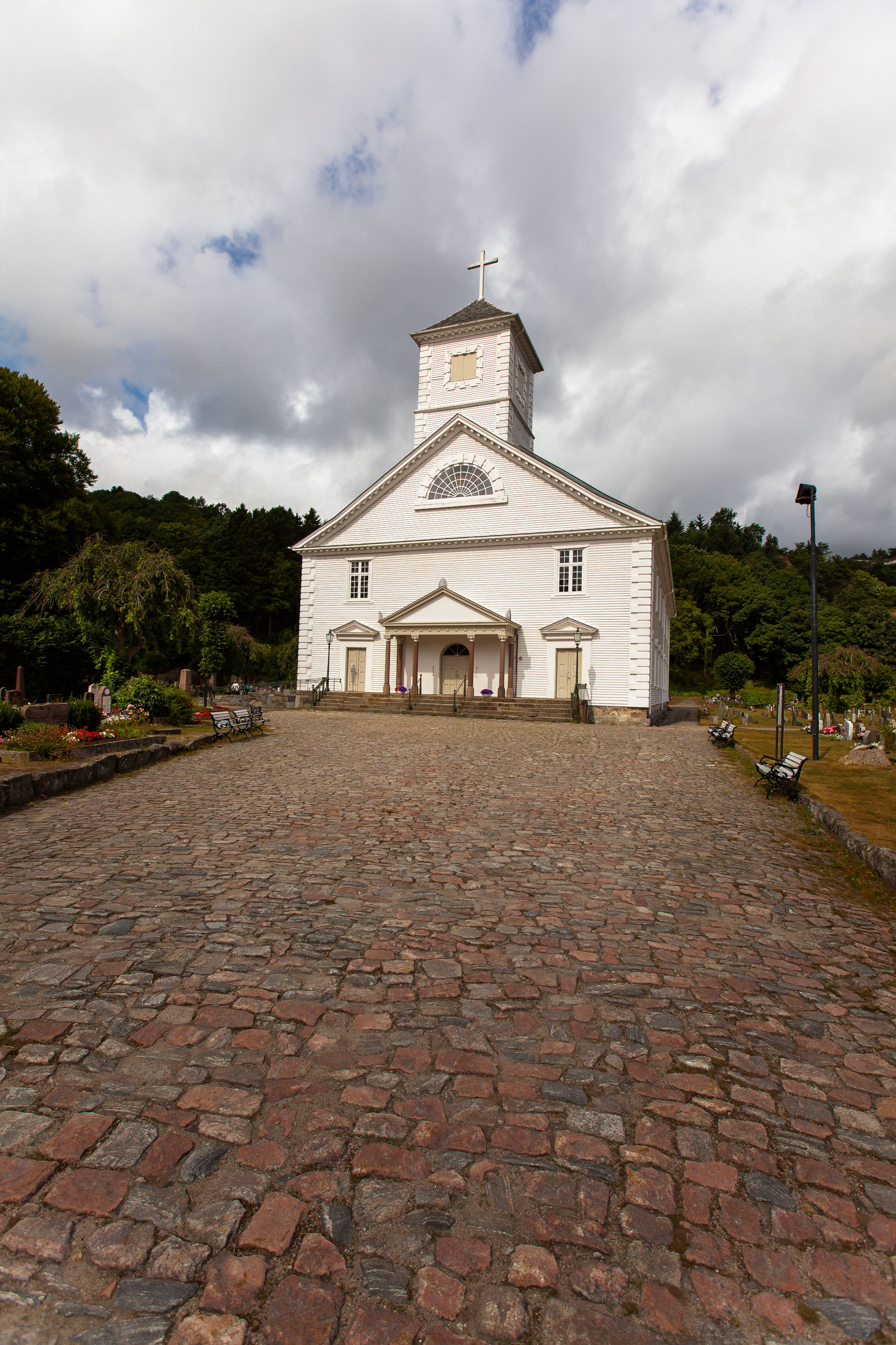 Frontfasaden til Mandal kirke