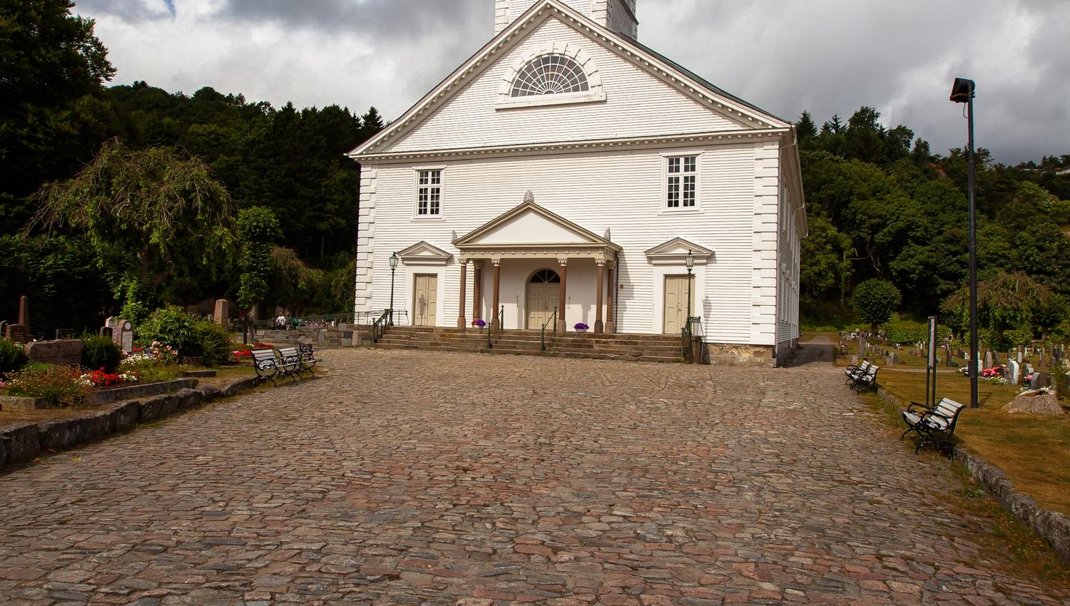 Frontfasaden til Mandal kirke