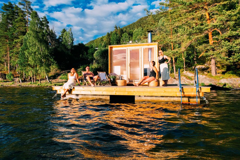 gjester koser seg på Heit Telemark Sauna ved Lien Gård