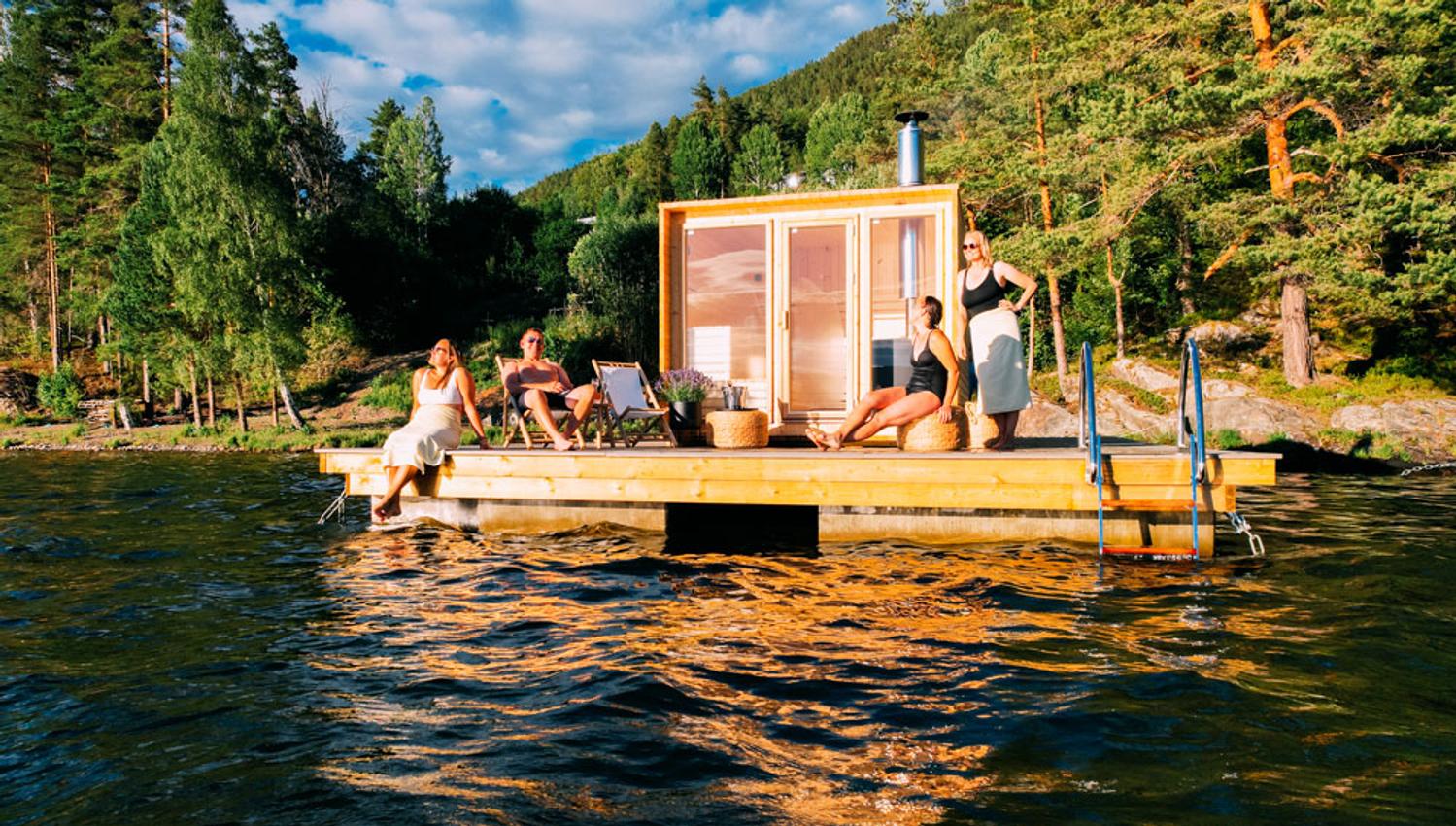 gjester koser seg på Heit Telemark Sauna ved Lien Gård