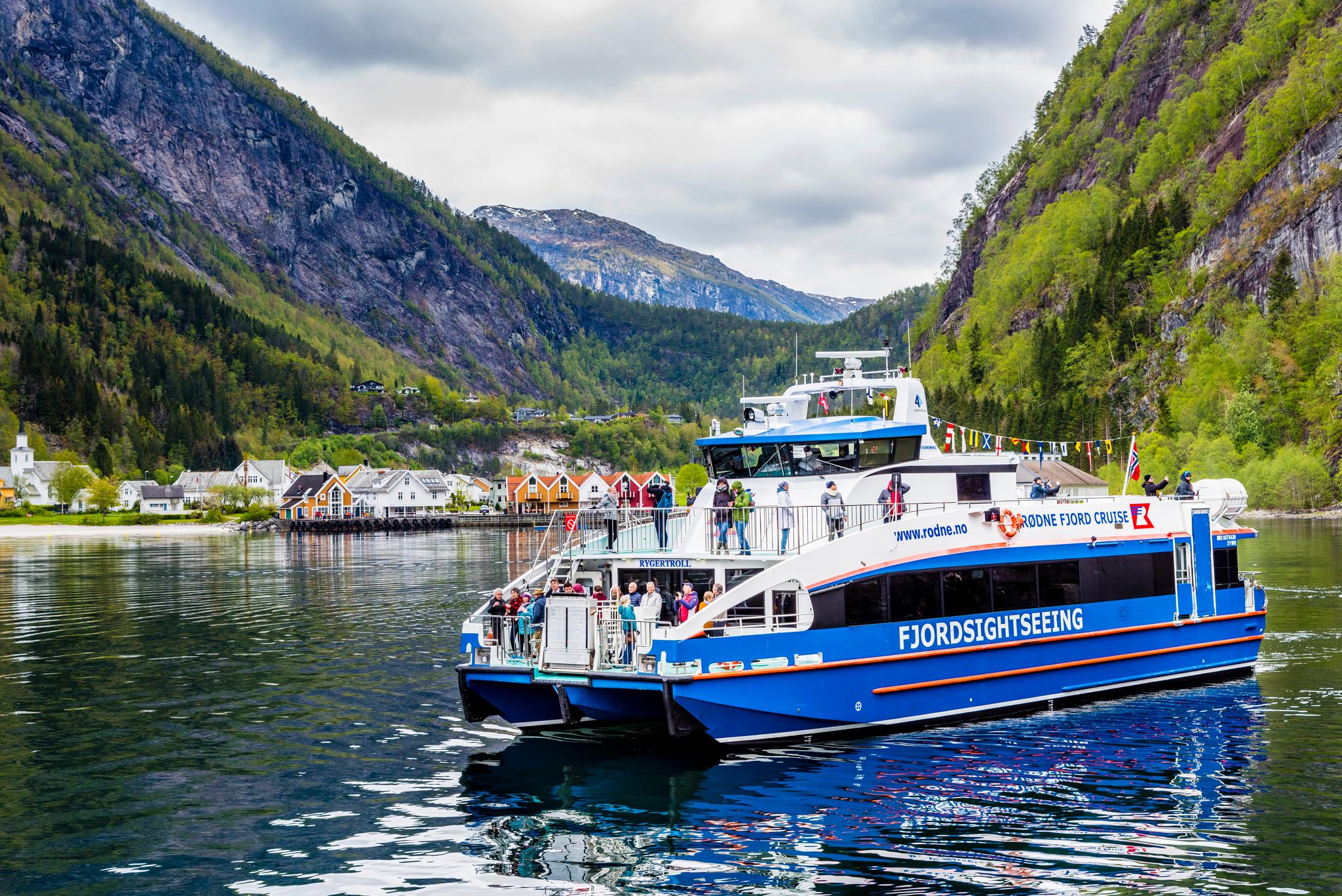 Fjordcruise & guidet fjelltur til "Slottet"