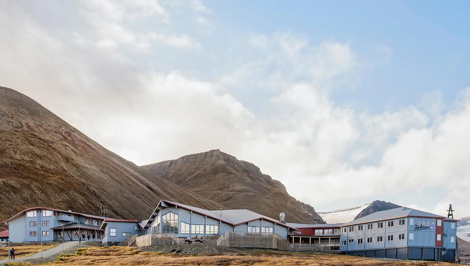 The hotel Radisson Blu Polar Hotel seen from the outside with mountains in the background