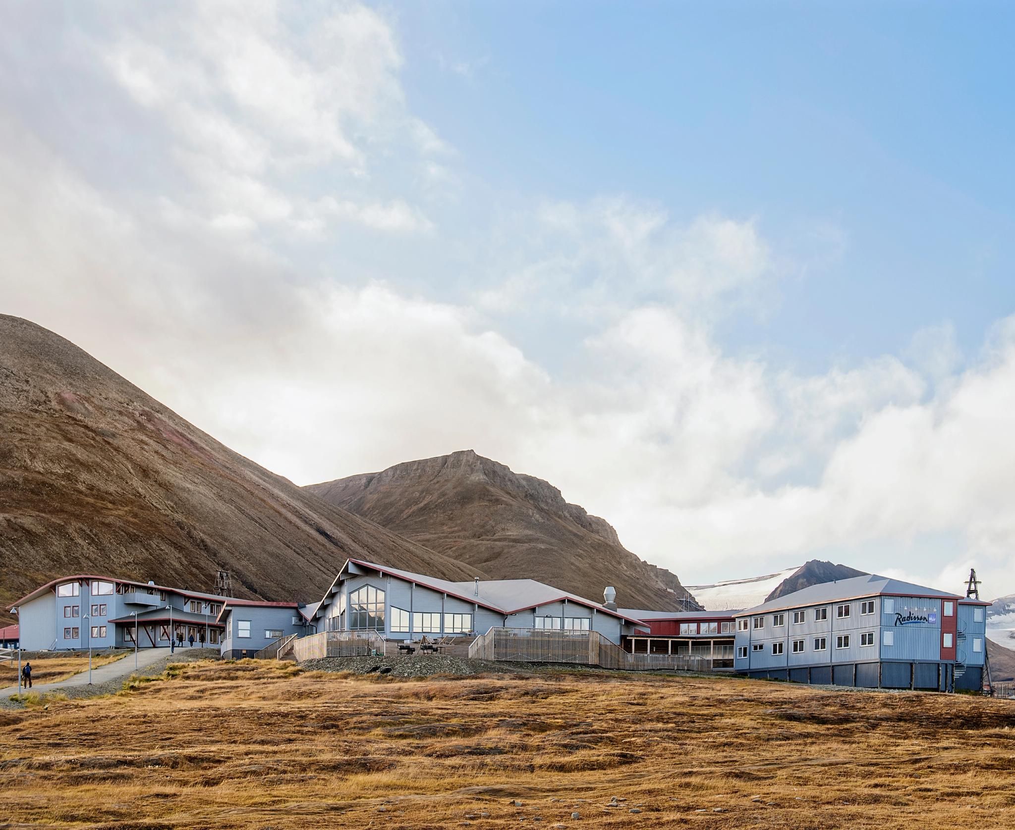 The hotel Radisson Blu Polar Hotel seen from the outside with mountains in the background