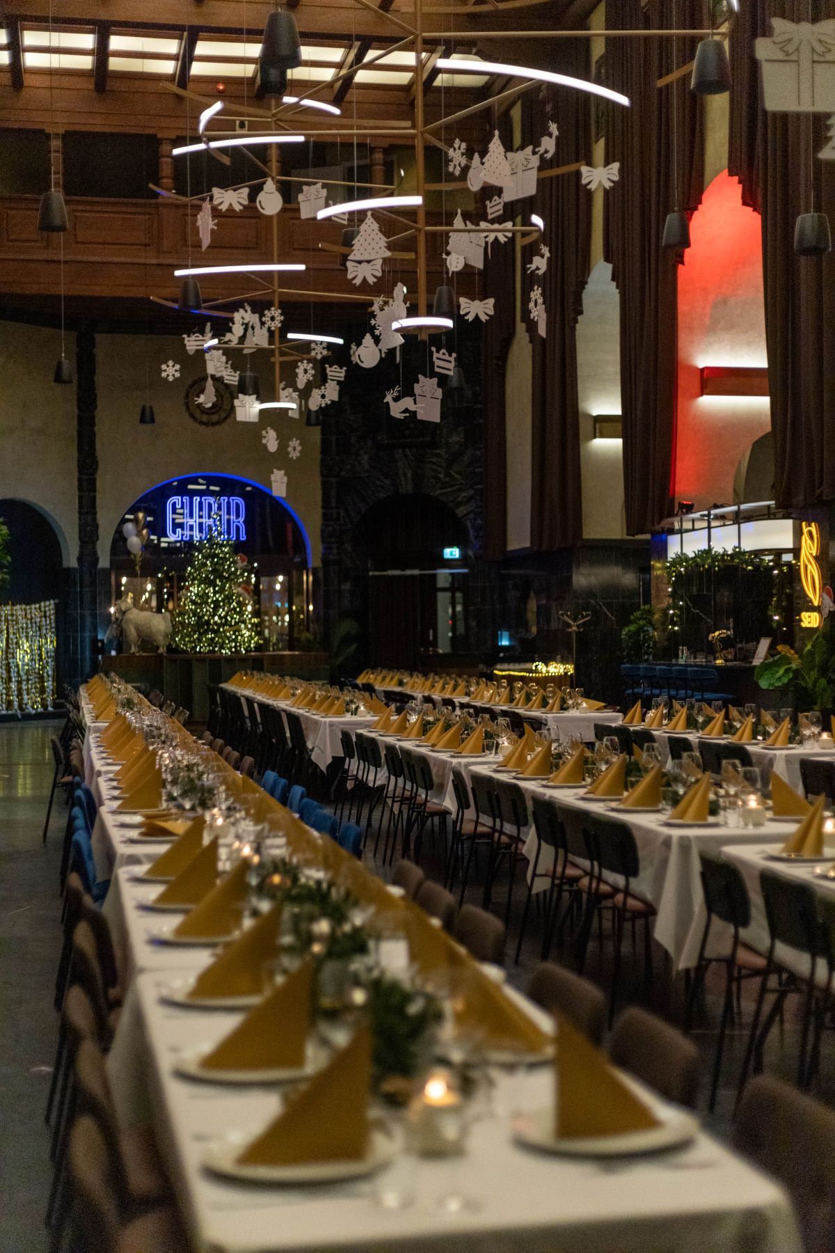 Long tables set for dinner for many people 