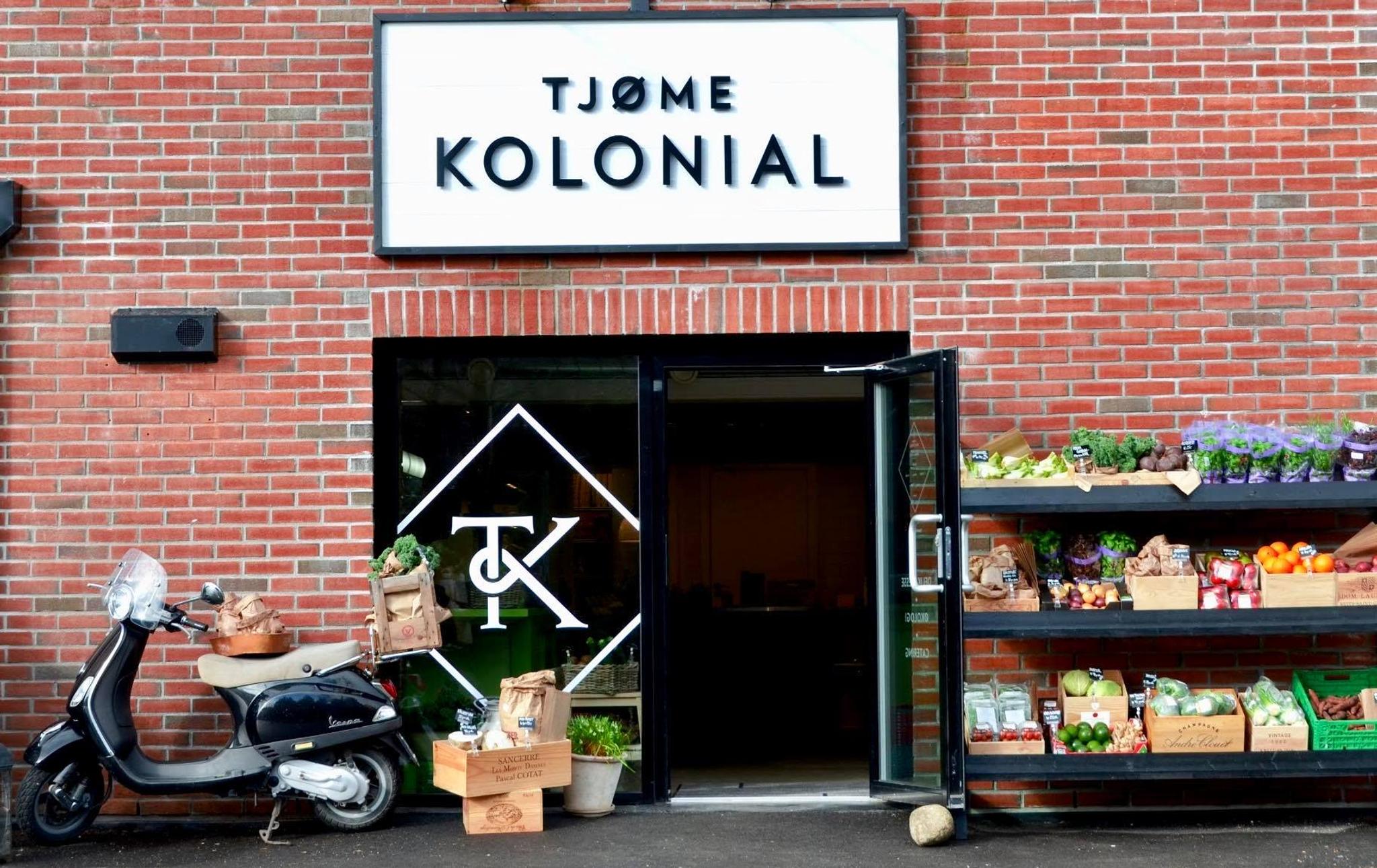 Tjøme Kolonial's entrance area with fruit and vegetables on the outside.
