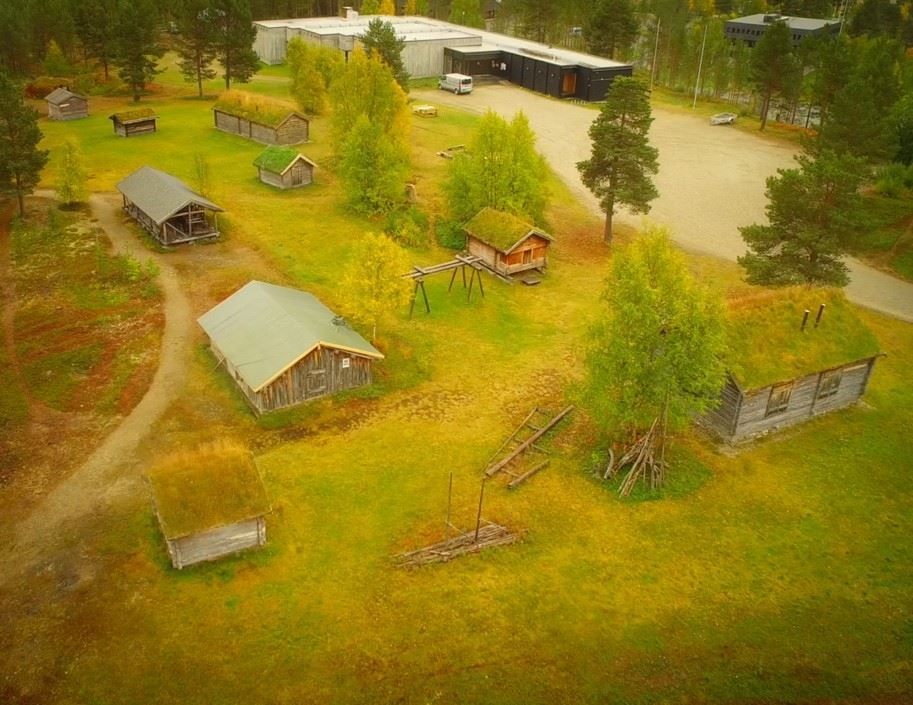 Friluftsmuseum viser livsutførelsen samt bygningskulturen og -arven fra samiske boplasser på 1800- og 1900-tallet. 