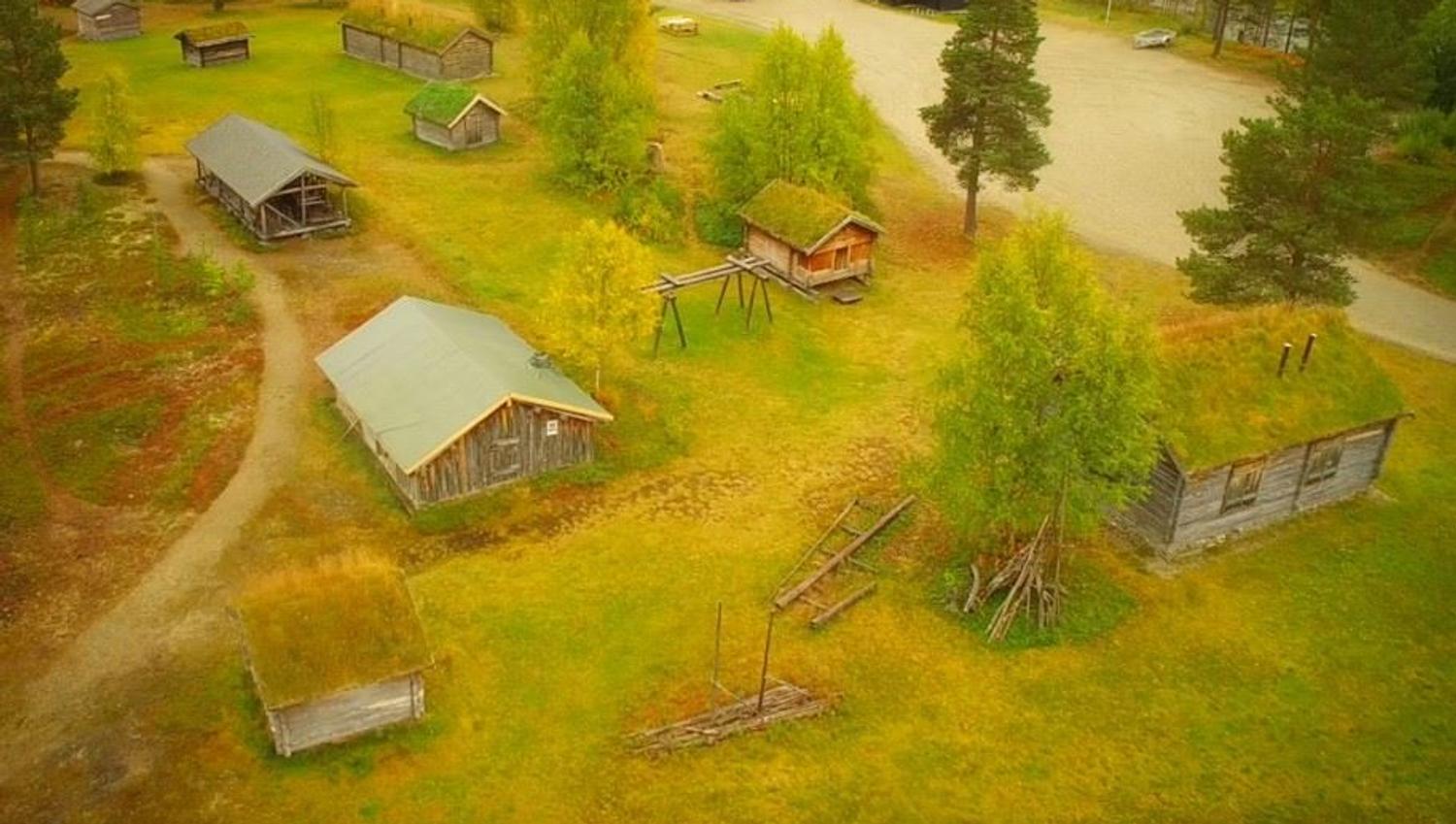 Friluftsmuseum viser livsutførelsen samt bygningskulturen og -arven fra samiske boplasser på 1800- og 1900-tallet.
