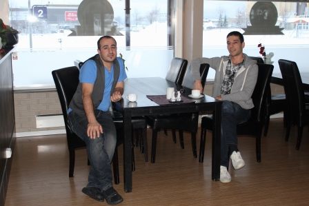 Perrongen - 2 men sitting at a table