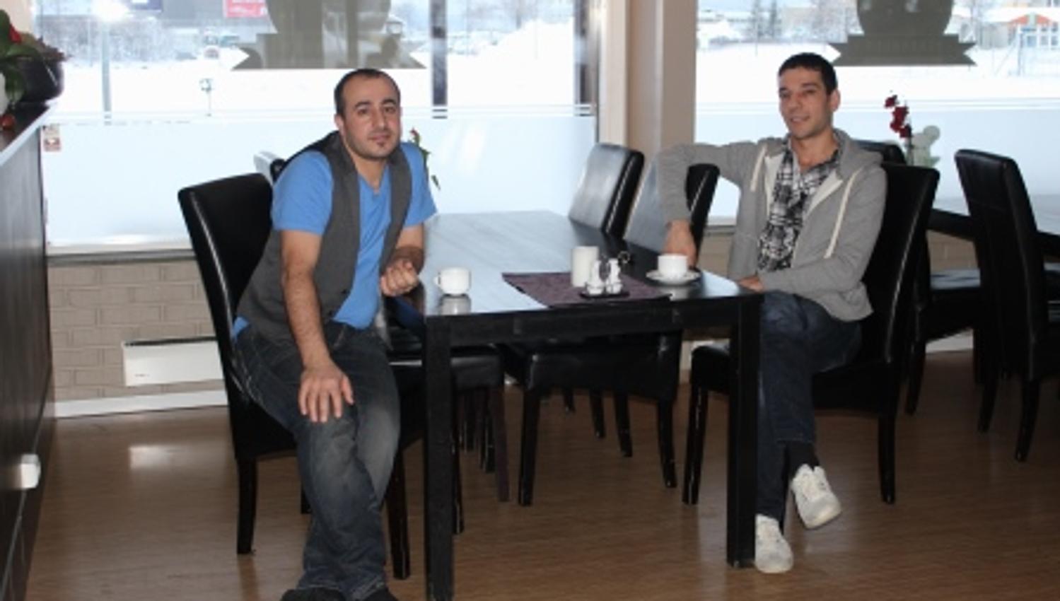 Perrongen - 2 men sitting at a table