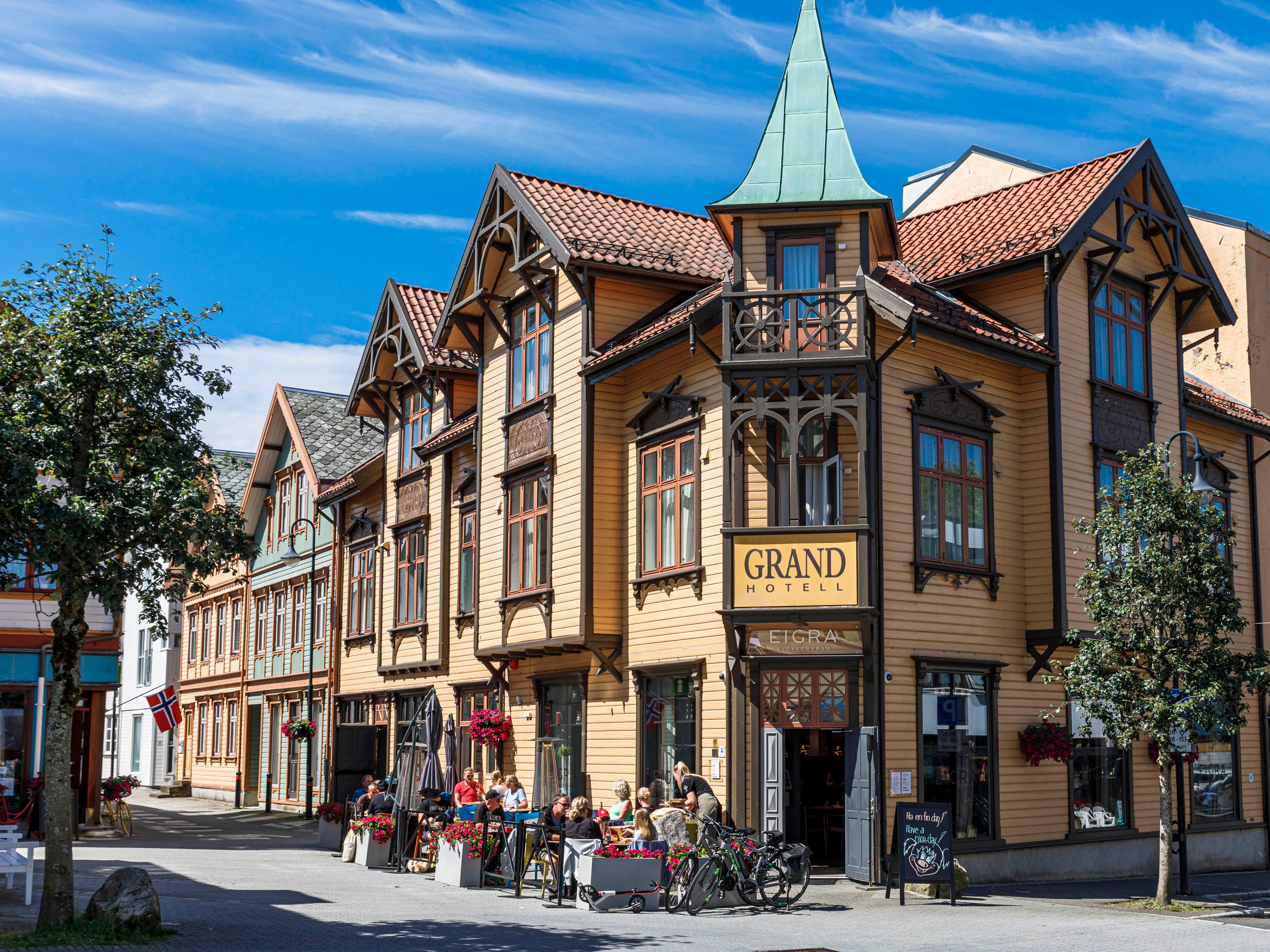 Grand Hotel Egersund midt i trehusbebyggelsen i Egersund sentrum