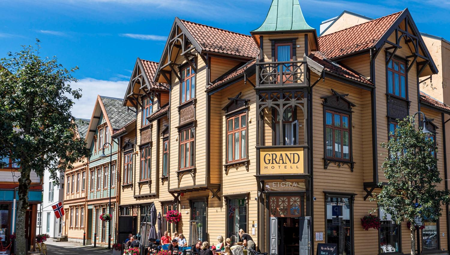 Grand Hotel Egersund midt i trehusbebyggelsen i Egersund sentrum