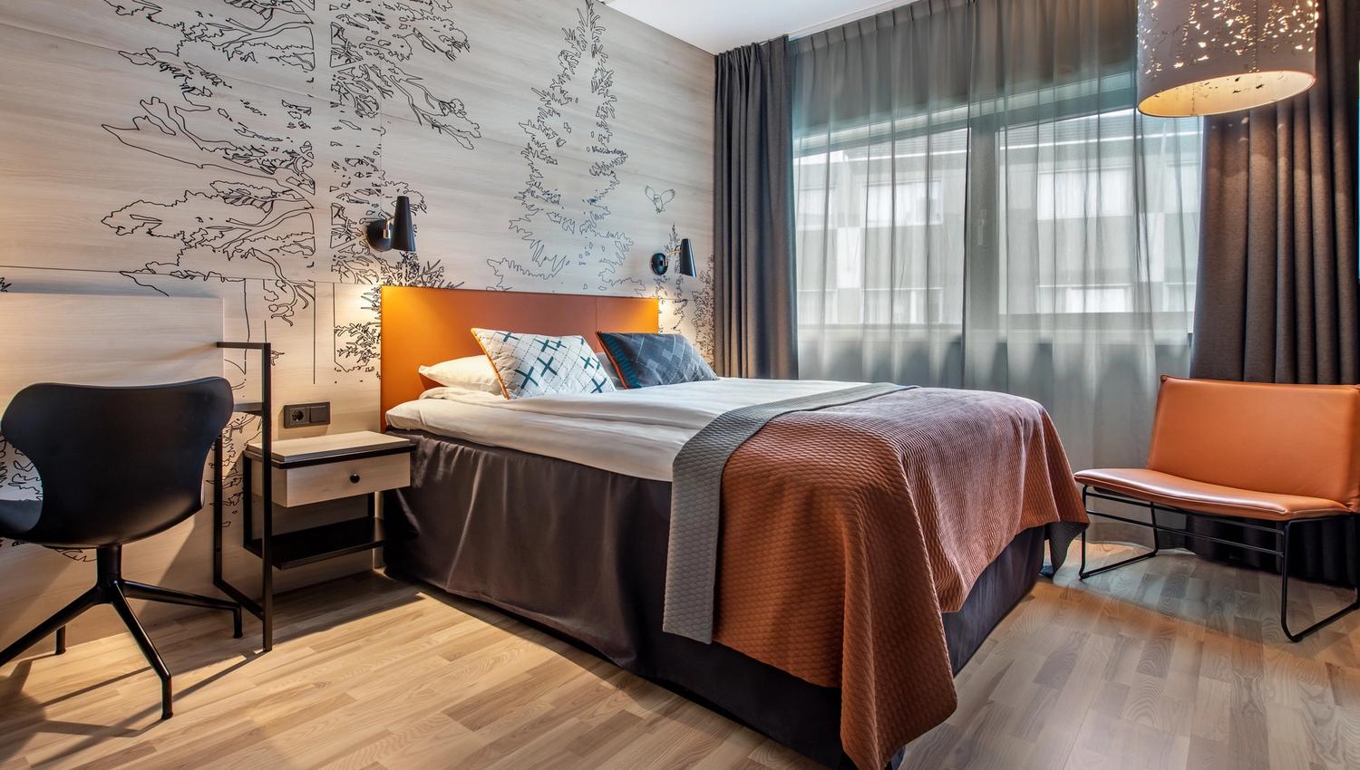 dobbeltrom med dobbeltseng på et hotelrom