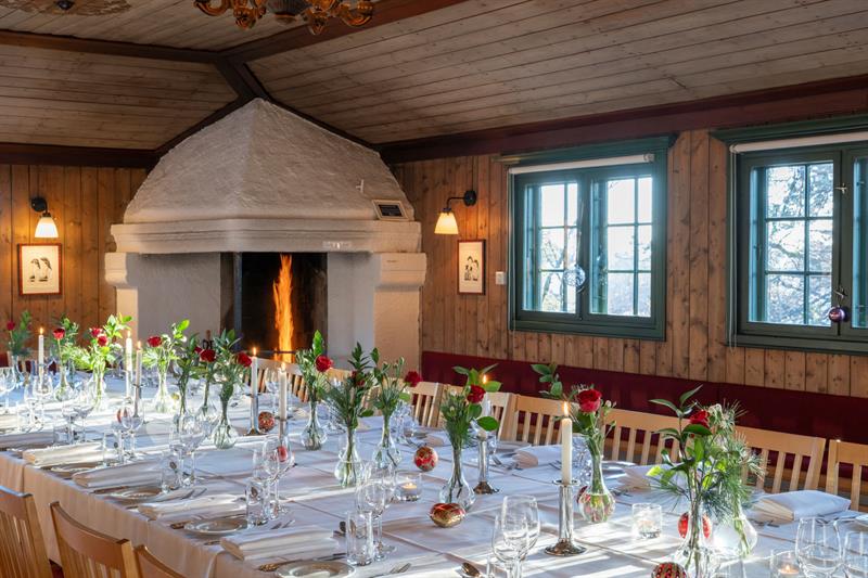 Set table and fire in the fireplace in Folkestuen