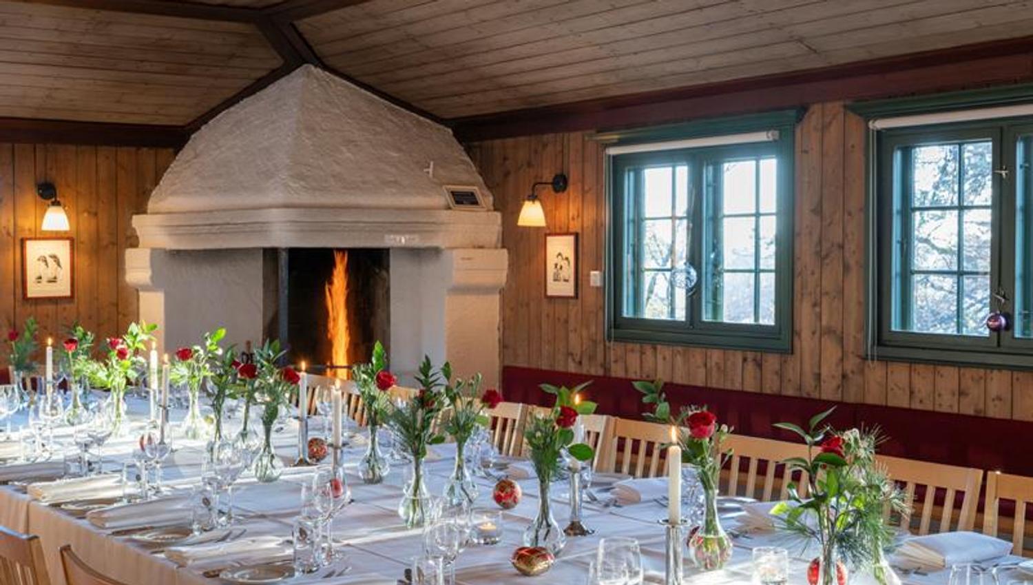 Set table and fire in the fireplace in Folkestuen